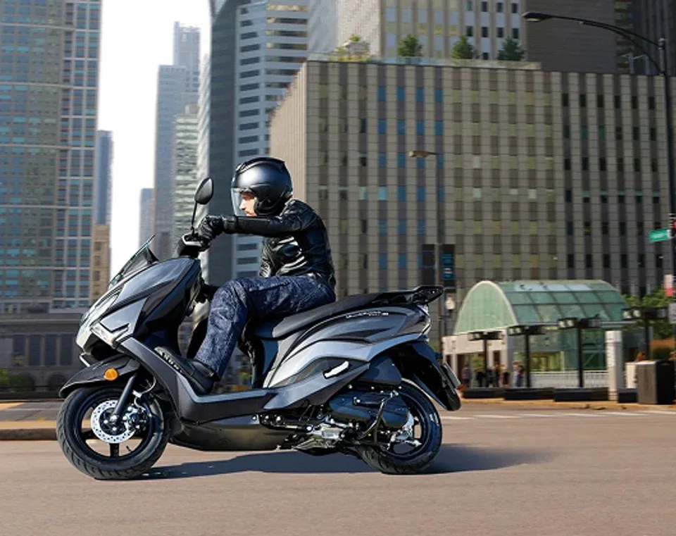 Suzuki Burgman Street 125 gris circulando por la ciudad con motociclista
