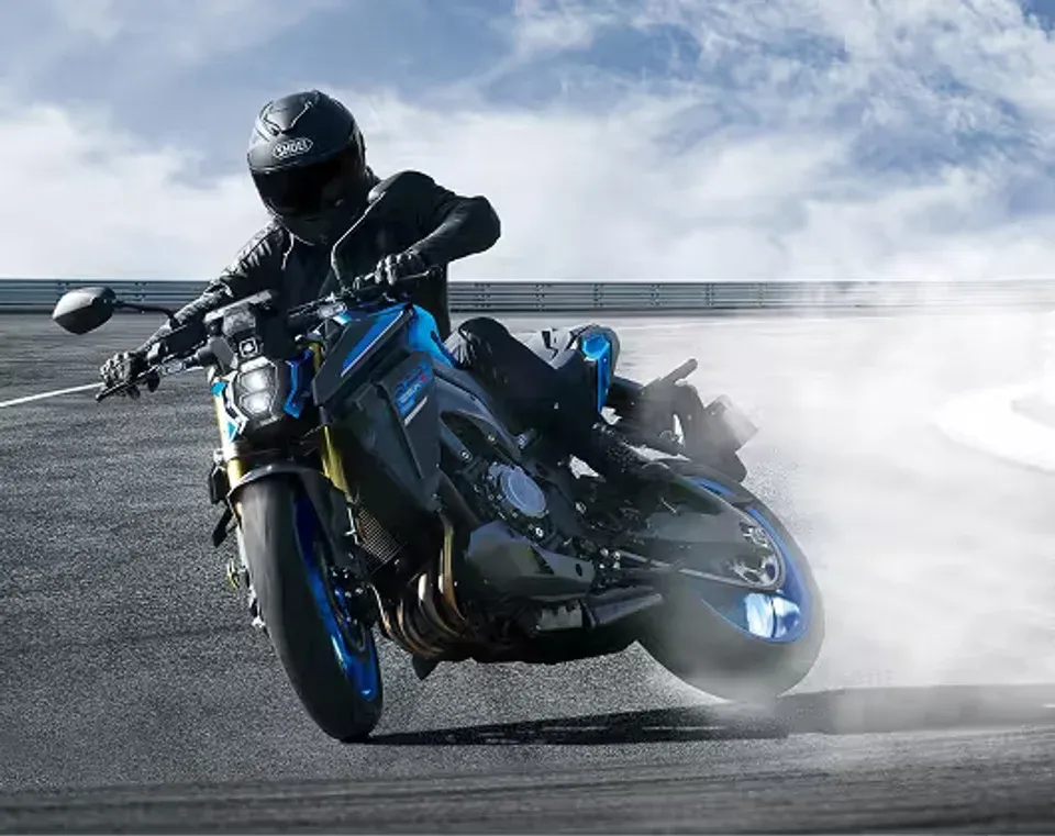 Piloto realizando una maniobra deportiva en motocicleta Suzuki GSX-S1000 azul