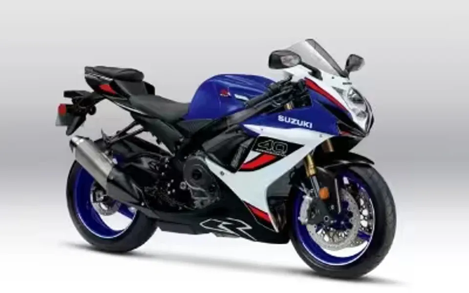 Motocicleta Suzuki GSX-R edición 40 aniversario en azul, blanco y rojo vista de perfil